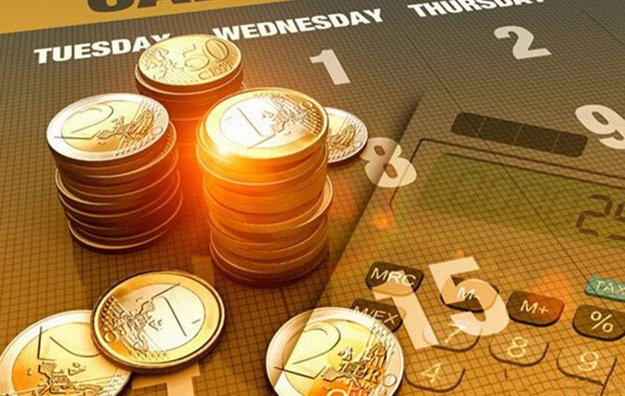 小学生看哥哥们踢十五运会足球赛，一声声加油稚嫩却嘹亮